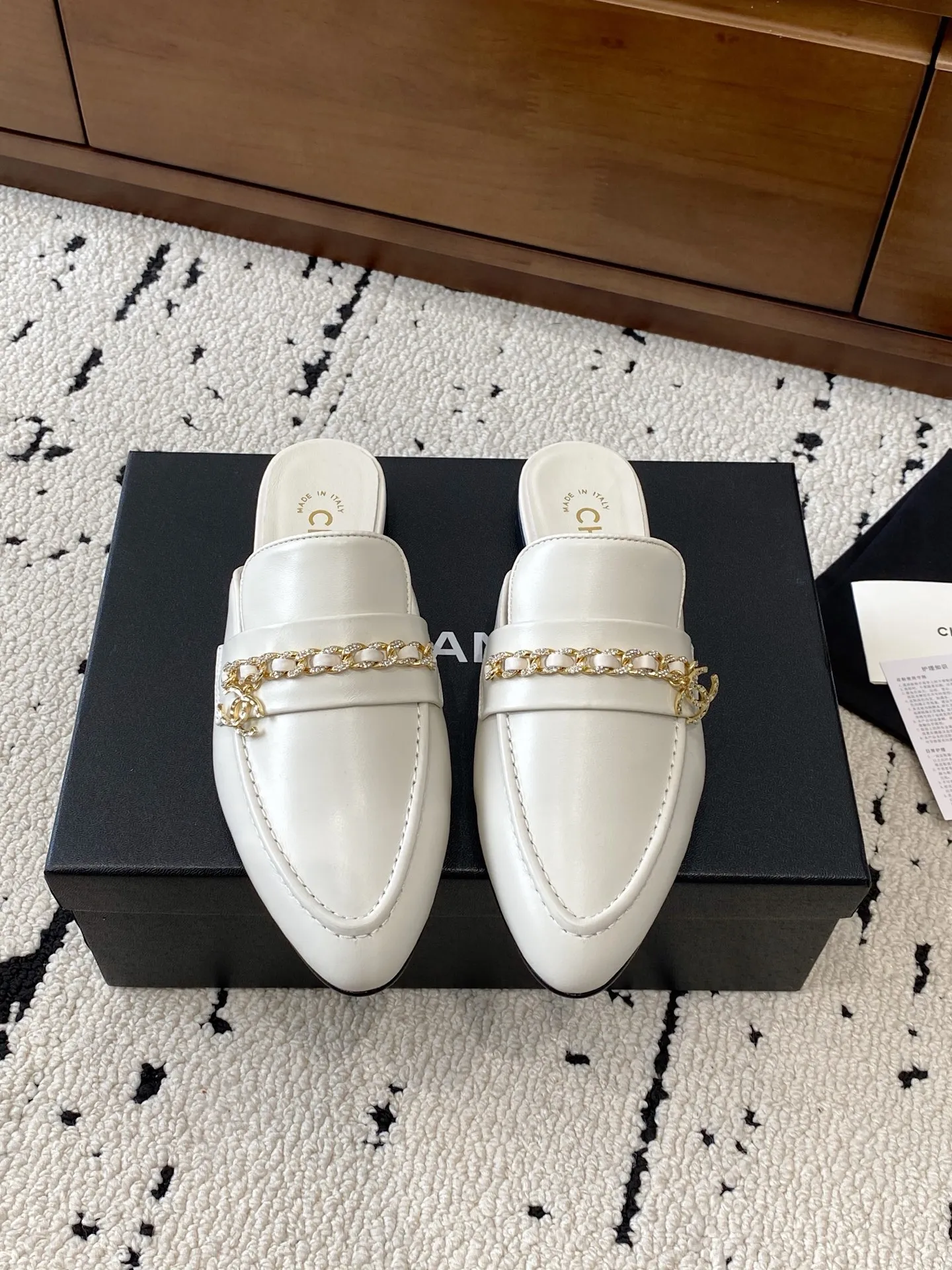 👟👟Ex-factory price 560👟👟 🍀CHANEL｜Chanel Chanel 25C early spring new product, chain buckle low-heeled pointed toe flat slippers, full of retro style, elegant shoe shape, very pleasing to look at. The pointed toe makes the feet become thinner and looks slender. The classic chain double C buckle is paired with a thick heel design. The shoe shape is particularly stylish and stylish. The upper is very elegant. The upper is made of top-grade lambskin and the lining is silk sheepskin. It is super comfortable. Italian imported cowhide outsole. Size: 35-39 (40/41 customized) 👉 👉 👉